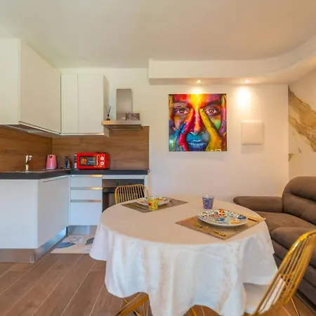 La Maison Doree Apartment *